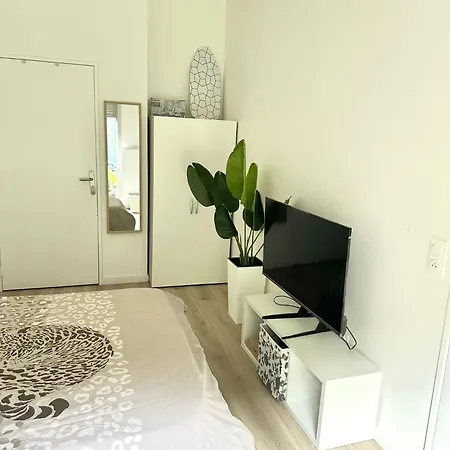 Studio Chic Et Cosy Dans Redidence A 10 Min De La Defense Безон